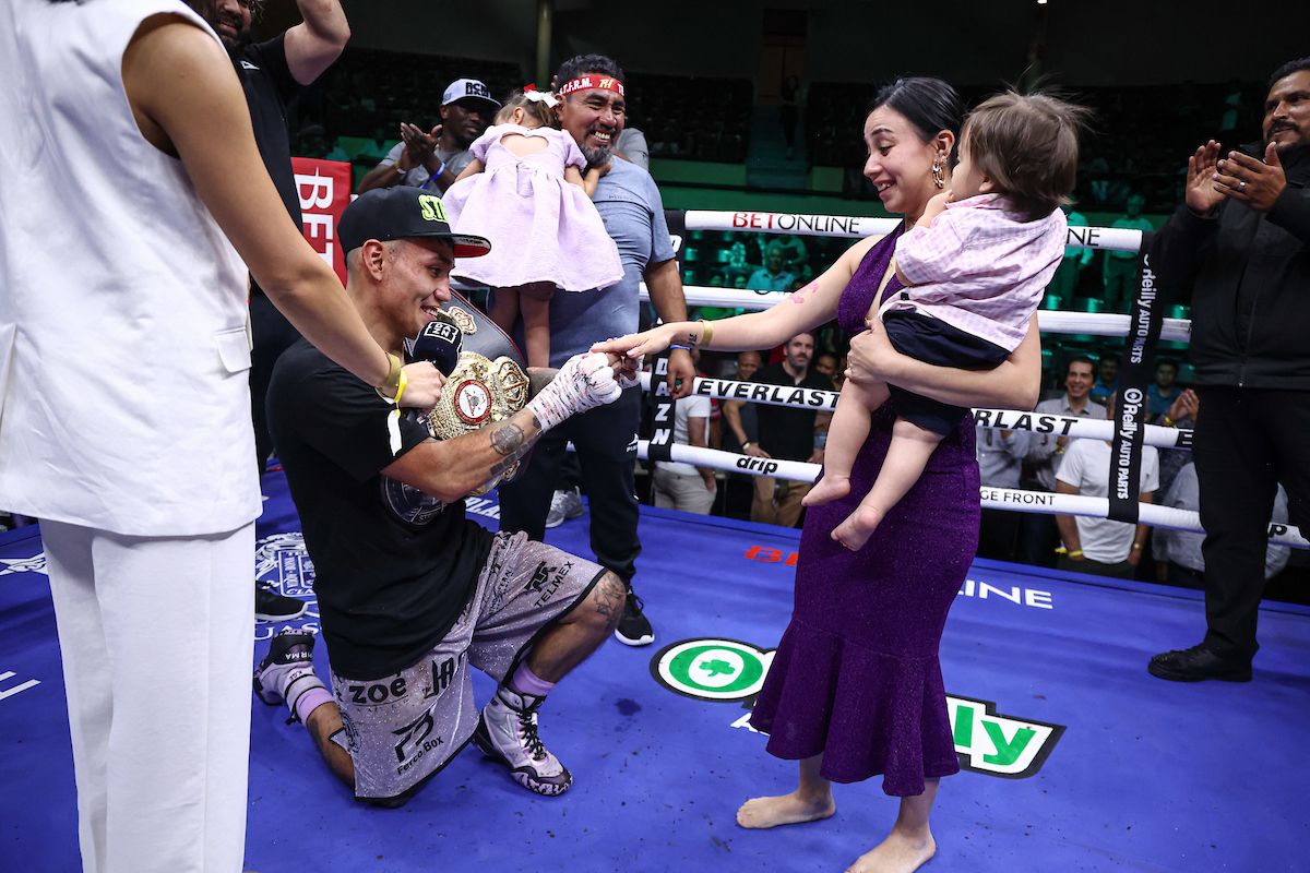 Touching post-fight moment in Aguascalientes, MX, as Rocky Hernandez proposes to his partner after TKO win over Daniel Lugo. Double win for Rocky tonight! #HernandezLugo