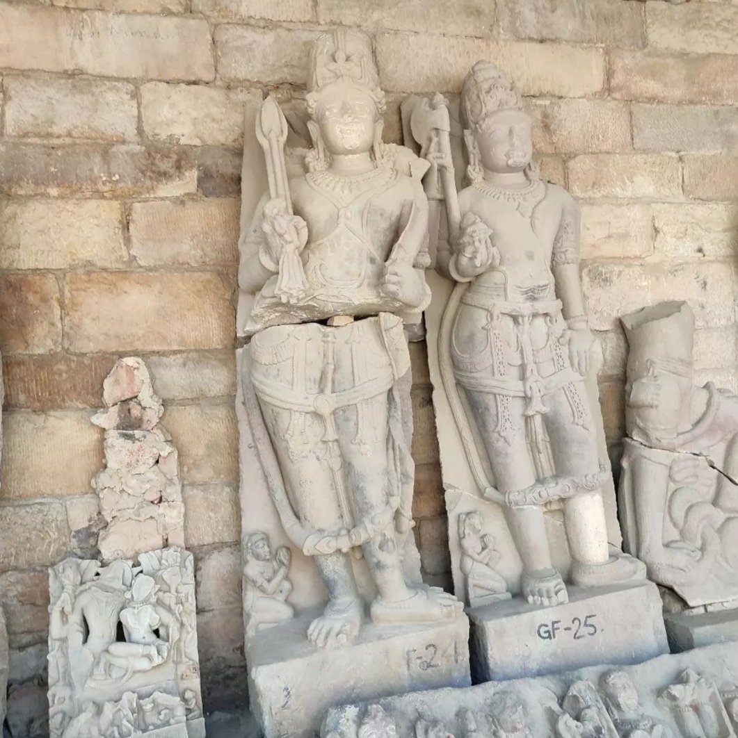 ~Kayasthas and Parashurama~

Idols of Rama and #Parashurama from a 12th century Vishnu temple, Garhwa fort, Prayagraj. An inscription on one of the temple pillars mentions that the temple was constructed by a Srivastava kayastha named Thakkura Rana Pala. 1/4