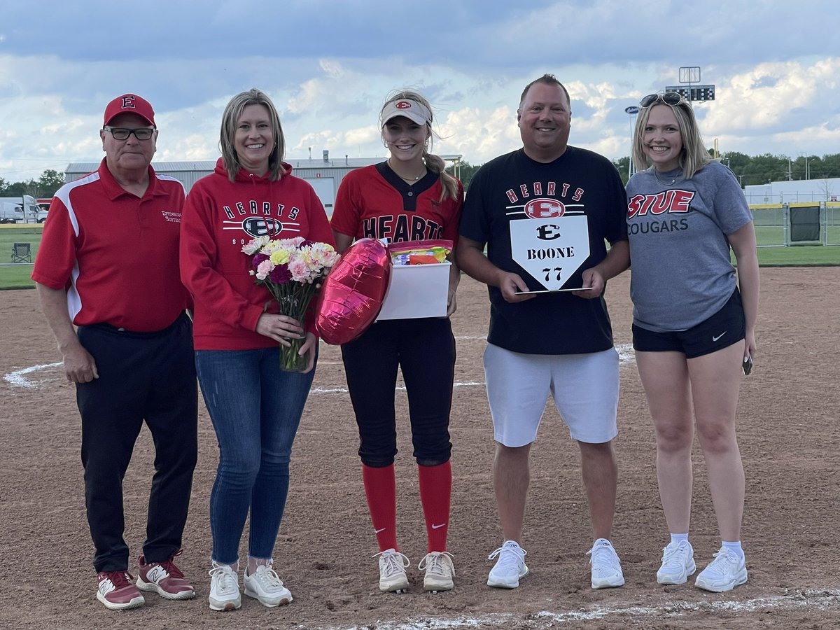 repkingtrep33's tweet image. Lady ❤️‘s 🥎 Senior Night was Thursday ahead of Game #2 of the “City Series”
❤️’s @raegan_boone was Recognized as she is the only Senior on the Team!
@Joboo23 @EricaBoone77