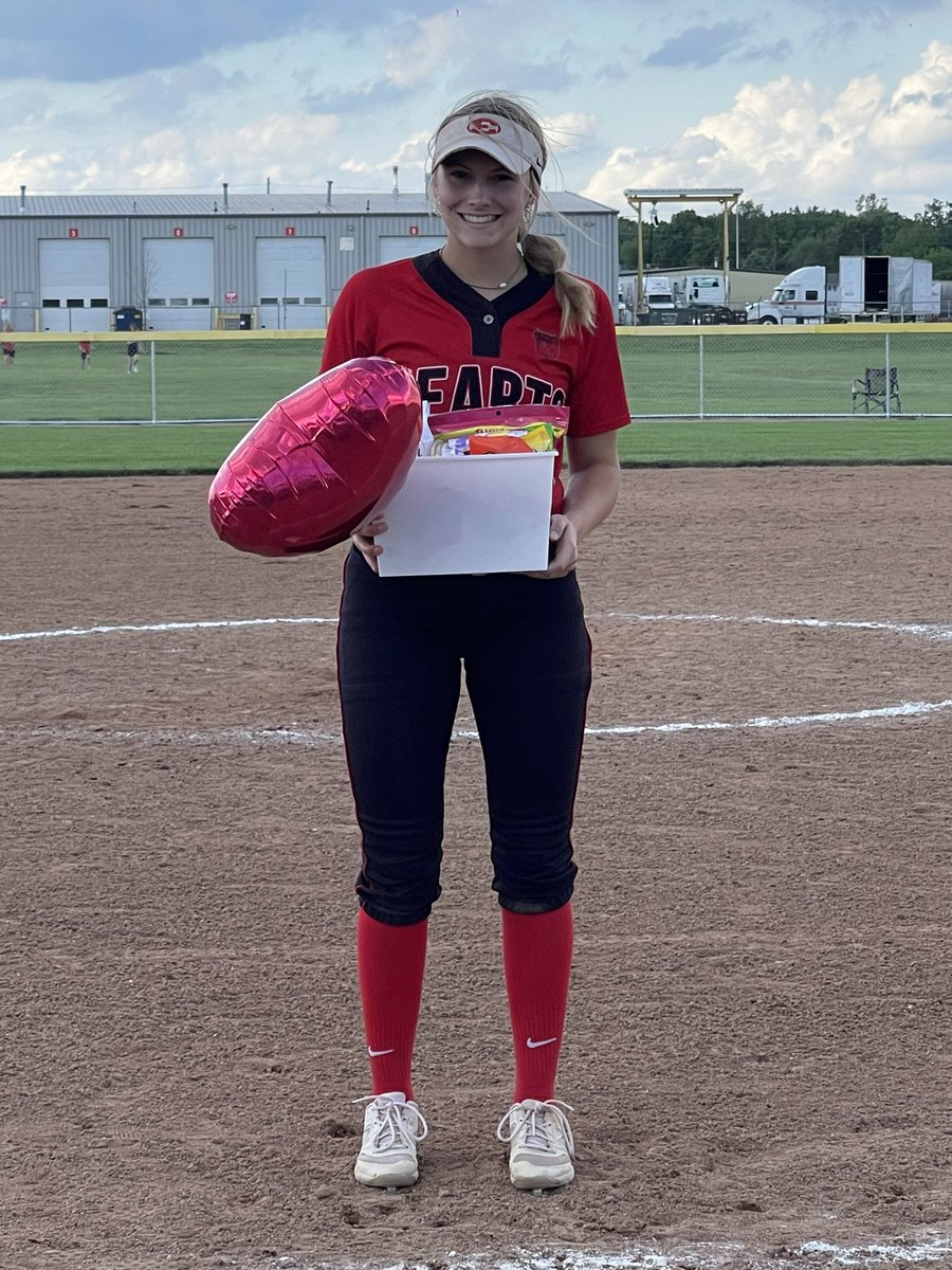 repkingtrep33's tweet image. Lady ❤️‘s 🥎 Senior Night was Thursday ahead of Game #2 of the “City Series”
❤️’s @raegan_boone was Recognized as she is the only Senior on the Team!
@Joboo23 @EricaBoone77