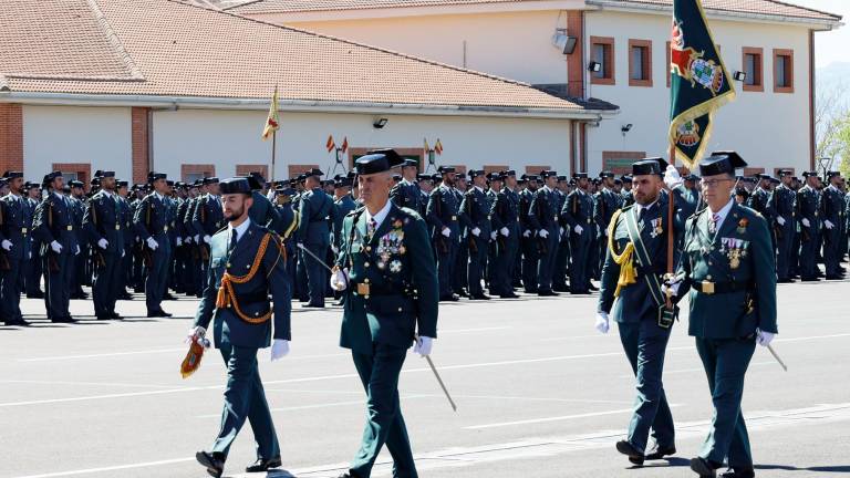 La Guardia Civil, ejemplo para la sociedad por su abnegación total

La Benemérita conmemora su 180 aniversario con un acto de entrega de condecoraciones para 32 oficiales, suboficiales, agentes y alumnos

diariojaen.es/provincia/la-g…