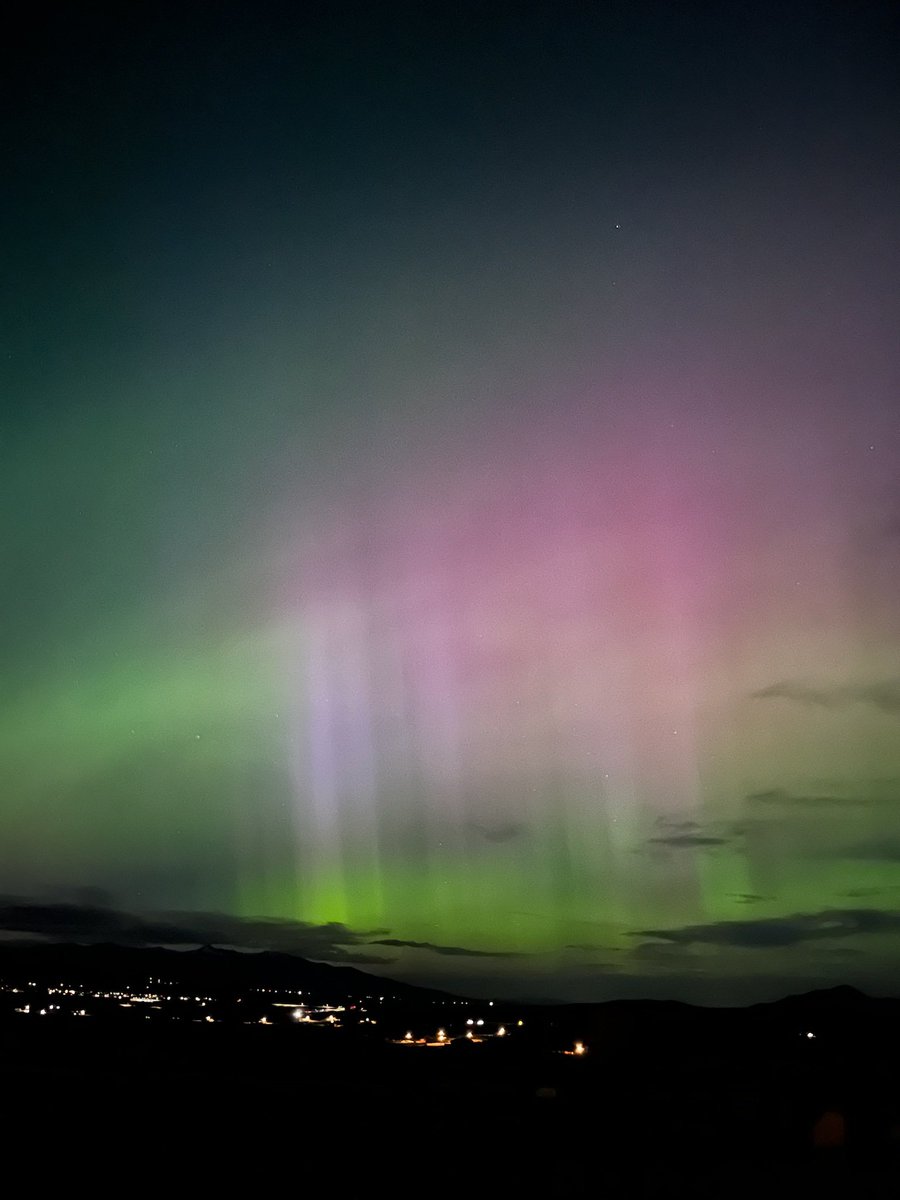 My mom is getting killer phone pics of the aurora right now (Sat evening) in SW Montana (near Fairmont)
#MTwx