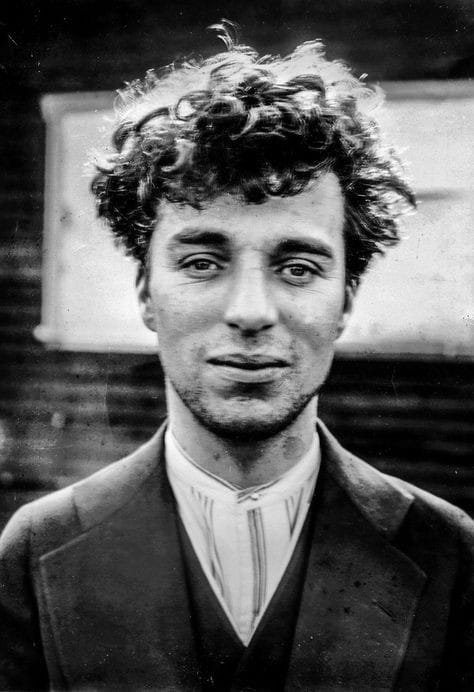 Le comparto este maravilloso mensaje de Amor

Esta imagen tiene 100 años. Es de Charles Chaplin a los 26 años. Hoy cumpliría 126 años. Se dice que escribió este poema, “As I began to love myself “, cuando tenía 70 años.

"CUANDO ME AMÉ DE VERDAD"

"Cuando me amé de verdad,