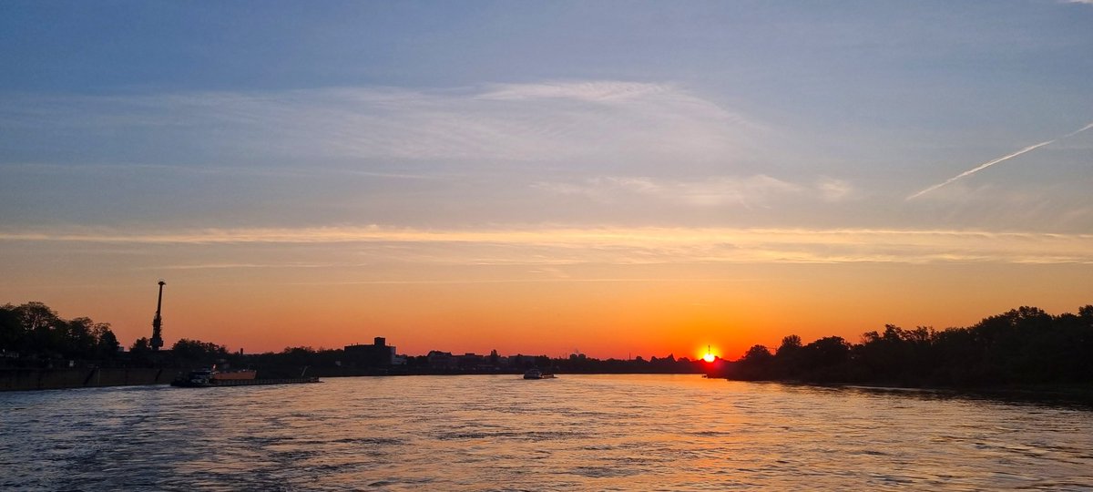 Goedemorgen #zonsopkomst in #Duitsland geen #noordelicht was blij dat ik de #nachtdienst gisteren had #weerfoto #binnenvaart 🙋‍♀️🙋