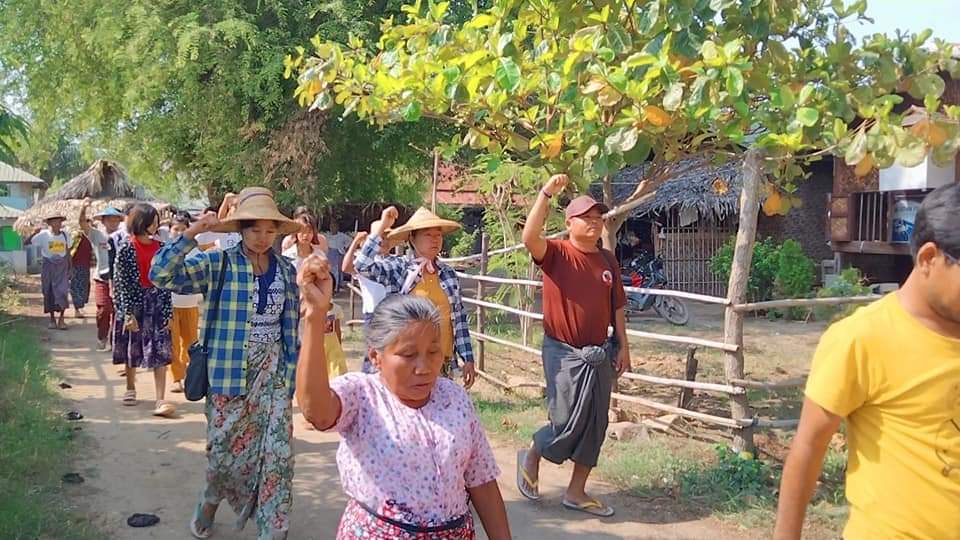 Today in Sagaing Region, the Yinmarbin & Salingyi Multi-villages protest column persisted in their anti-military dictatorship demonstration for 1113 days, even amidst regional unrest.
#SagaingProtest
#2024May12Coup
#WhatsHappeningInMyanmar