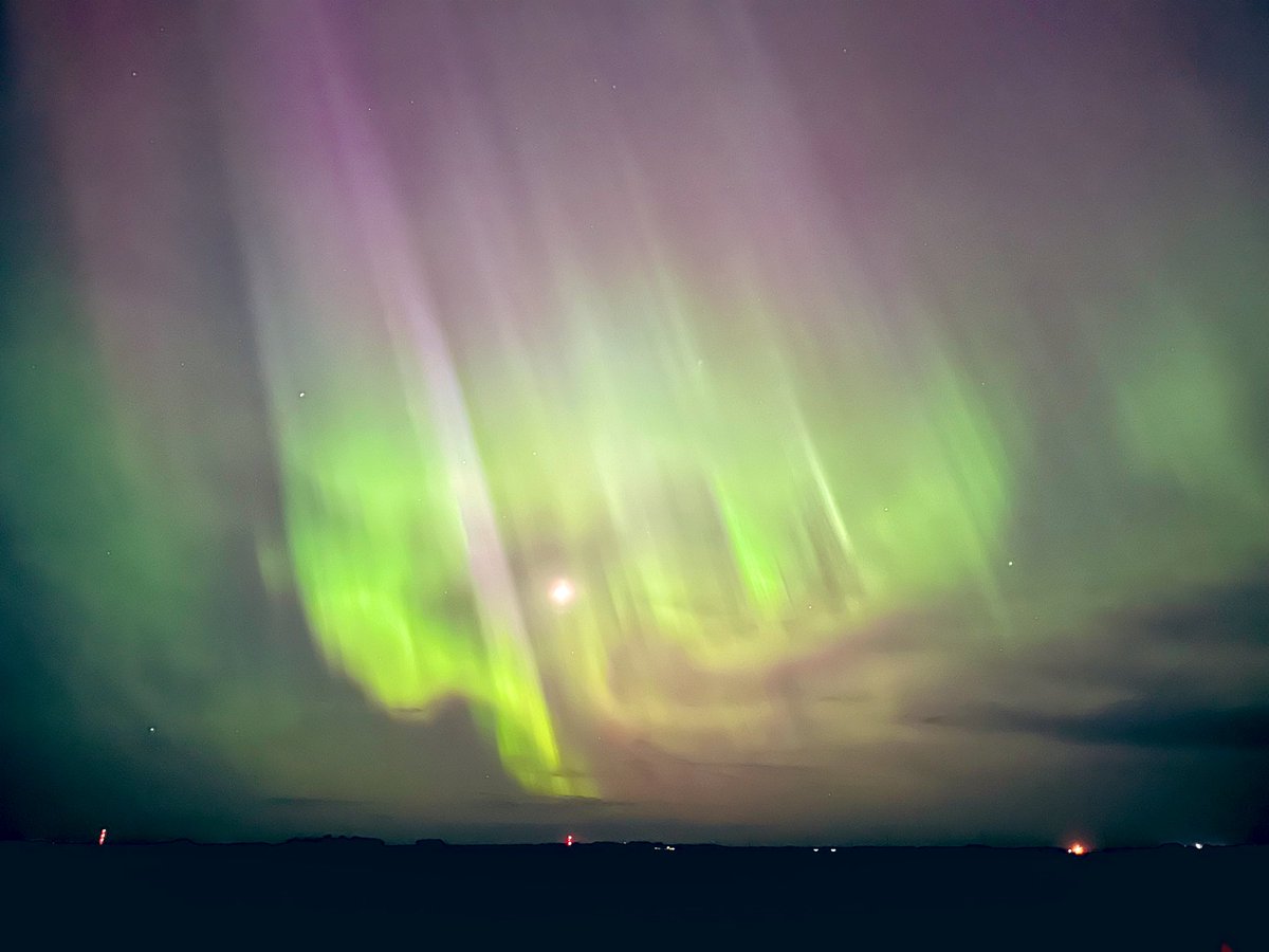 Just absolute insane aurora out right now in Nodak. it’s pulsing like crazy

NW of Fargo! 

#ndwx #aurora