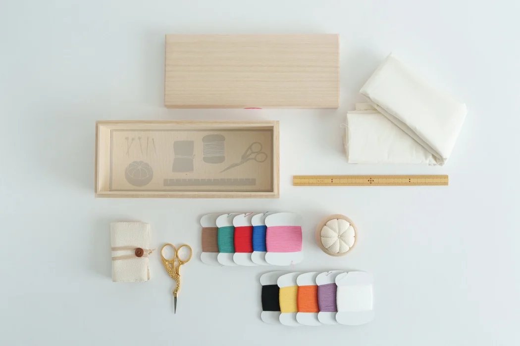 80年余りの歴史を誇る縫製会社さんが「初めて手にするお針箱、人生の新たな出発の場面を共に過ごすお針箱には、温もりを大切にしてほしい」という思いが込められたお針箱。 store.coto-mono-michi.jp/?pid=180587100
