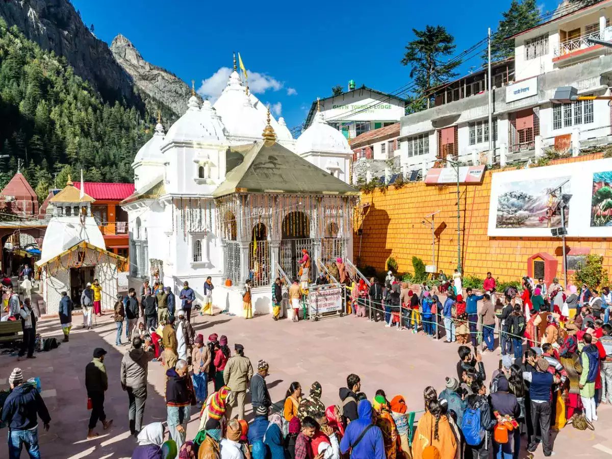 Uttarkashi Police urges caution as they warn against sending more devotees to the perilous journey of Yamunotri. #feedmile #devotees #Yamunotri #Uttarkashi #Police #people #postpone #journey