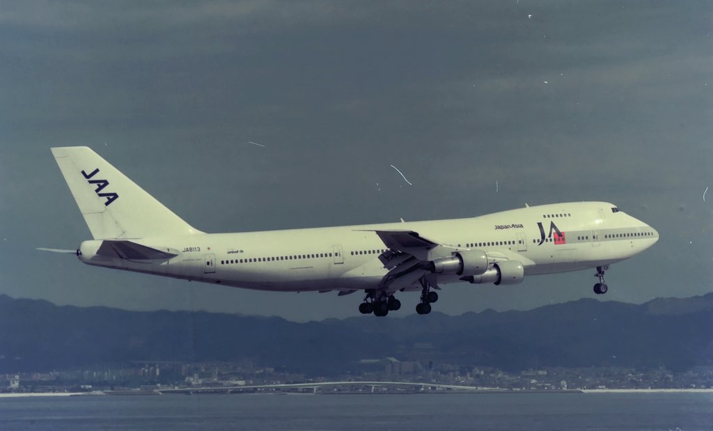 #みなさんが撮った747みせてくれませんか
B747とDC-10で両機共に1回だけ見る事が出来ました。写真のB747は1995年関西空港に初遠征時に運良く撮影出来ました。
