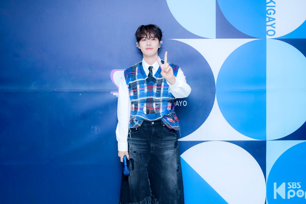 kpop_sbs's tweet photo. [👔] 240512 #착장인가 

잠시 후 오후 3시 20분! 
#인기가요 에서 만나요❤

#인기가요 #김재환 #나만큼 @KJH_officialtwt https://t.co/CdY4C7da02