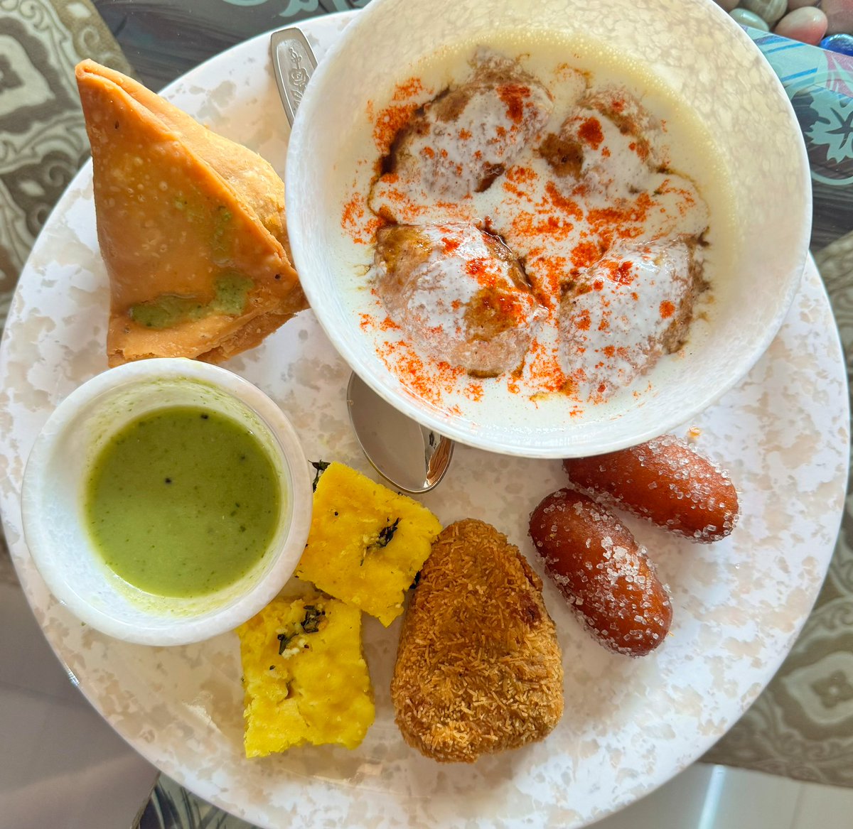 Sunday special GUEST breakfast!!! 😋 
DahiVada, Dhokla #Homemade 
Samosa & Paneer Cutlet & Sweet #PrashantCorner