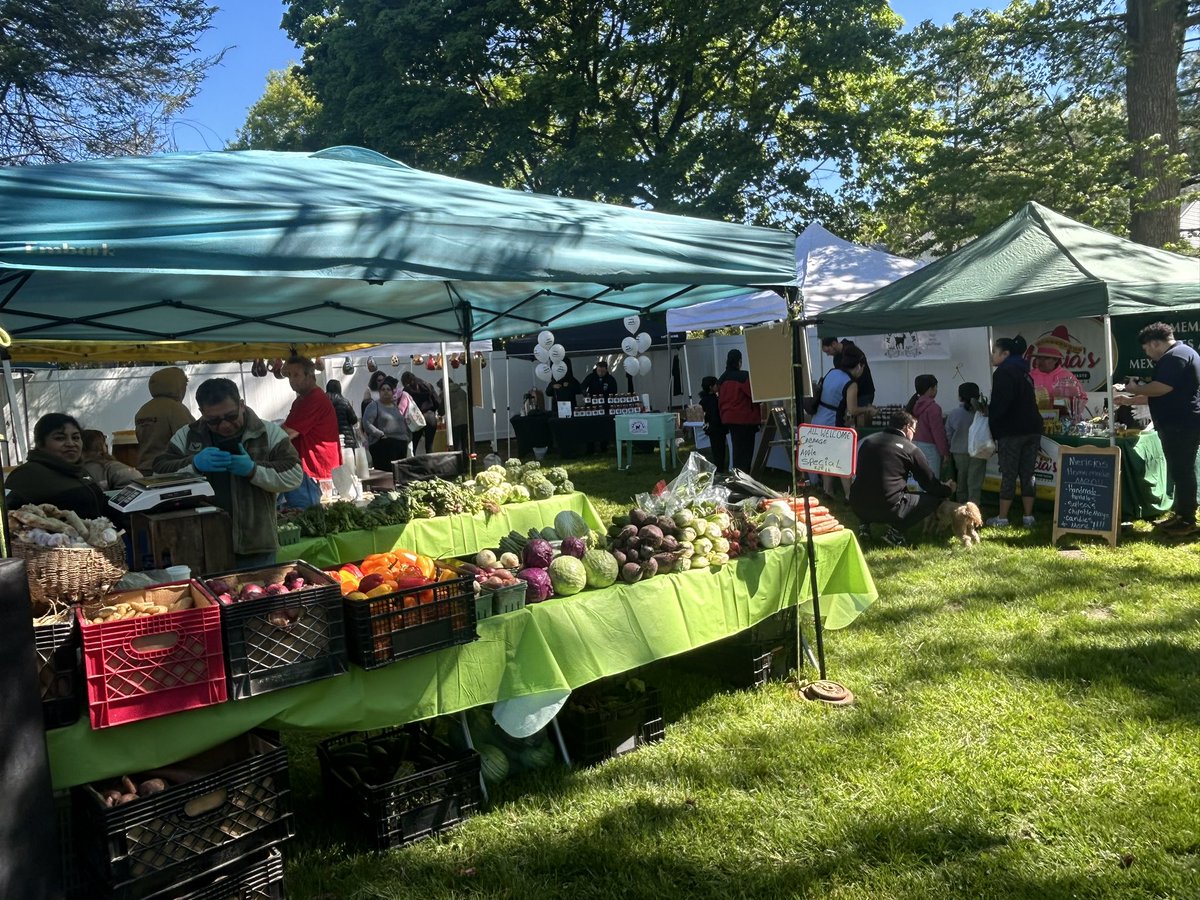 @SyossetChamber’s farmer’s market was a great success Saturday morning! Lots of great produce, products and Mother’s Day gifts for shoppers to choose from.