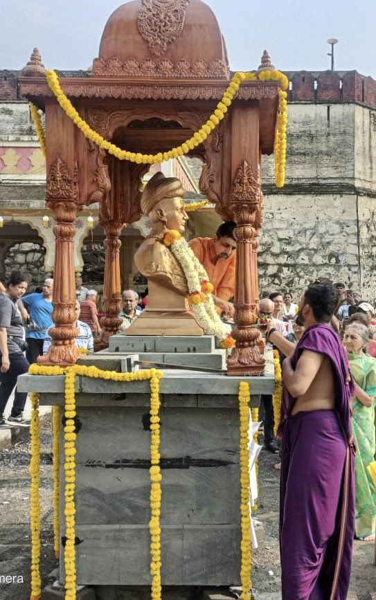 A first of its kind in #Pune. The bust of Thorle Nanasaheb Peshwa was inaugurated at #Parvati by the 9th descendents of the Peshwas. Followed by a lecture on 'Shrimant Nanasaheb Peshwa and Pune' presented by @MulaMutha.
#PuneCity #History 🙏🙏