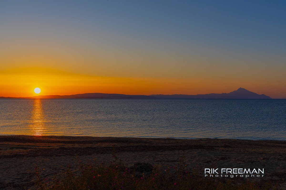 Moring all.. Back to normal today so will start with a new shot I captured in Greece 2 weeks ago. 
Sunrise over the Mt Athos Peninsula in #Halkidiki #Greece
@CanonGreece @neewerofficial @Stormhour @GGWorld @visithslkidiki @DPhotographer #LiveForTheStory #EosMag