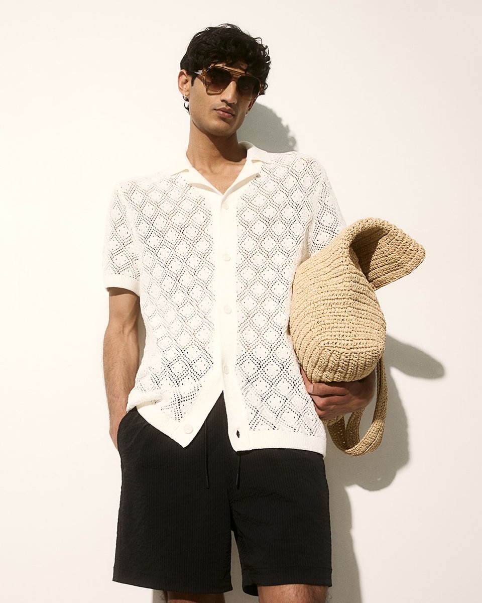 Relaxed clothing for stylish escapes. Explore resort looks in store and at hm.info/60144NaEk