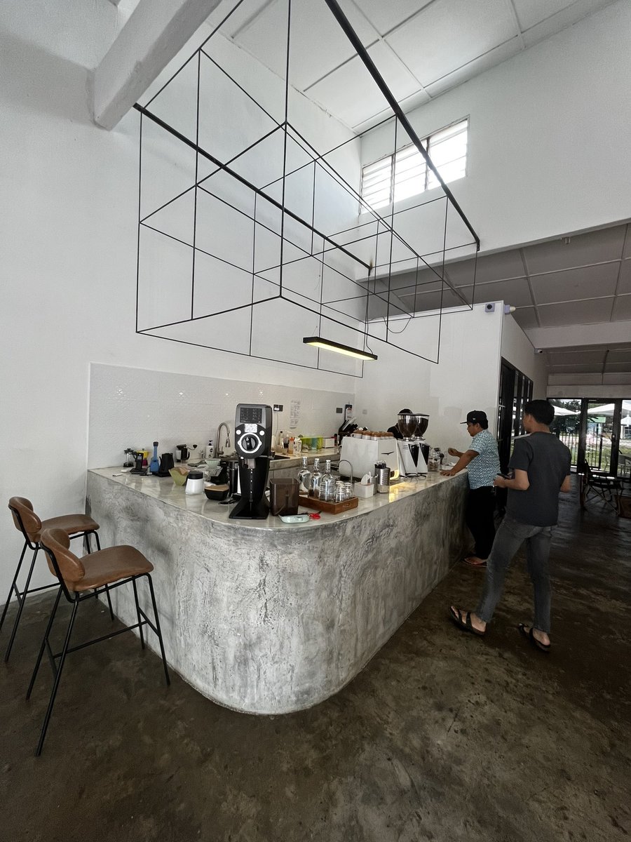 cikly82's tweet image. Dah janji dengan @aizuddinmanap  nak pergi kedai kopi baru dia.. Blend Coffee Roaster di Sg Ramal.. best tempat ni gais kalau nak spend masa baca buku ke wat keje atau meeting place. Dulu kecik je kedai ni zaman PKP.