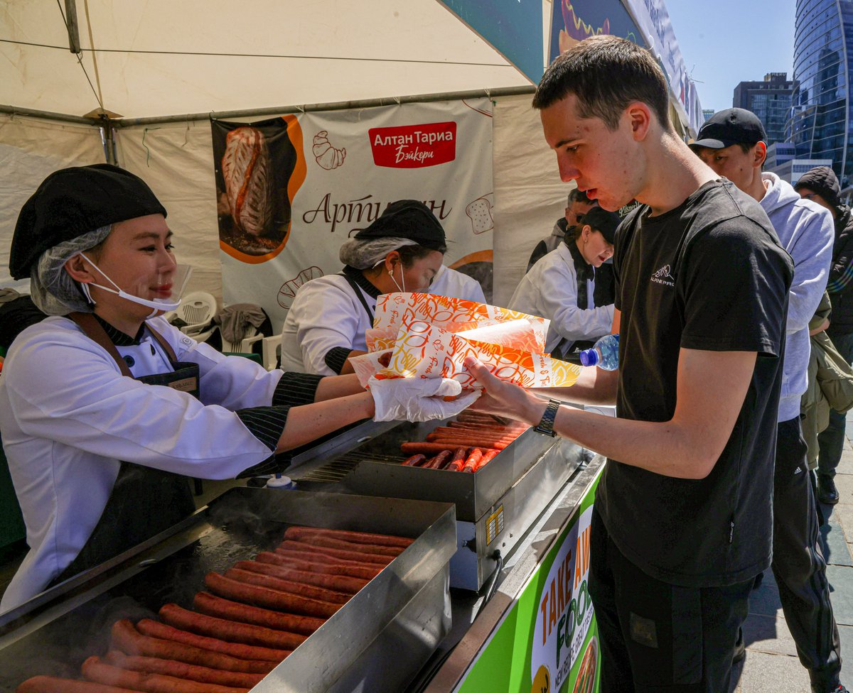Европын өдөр 2024 арга хэмжээнд "Алтан Тариа" ХХК амжилттай оролцож, Mongol Pork брэндийн гахайн махан бүтээгдэхүүнээр хийсэн амтат хотдог, бургерээр хүрэлцэн ирсэн хүмүүст үйлчиллээ.

<a href="/CzechiaMongolia/">Czech Embassy in Ulaanbaatar 🇨🇿</a> 

#MongolPork
#AltanTariaFoods
#europeday2024