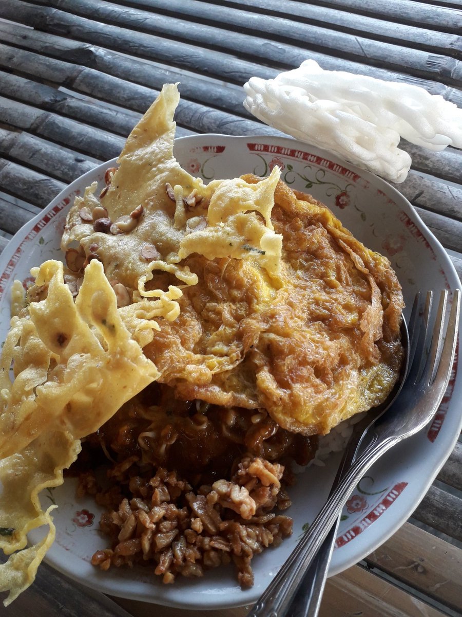 Tumetesing waspaku ira tego rasaning atiku 
Ninggalake sliramu kenyo idamanku 
Tansah katon esemmu ngawe awe rasaning atiku
Ngelingake naliko bareng mlaku mlaku 
#mawarbiru