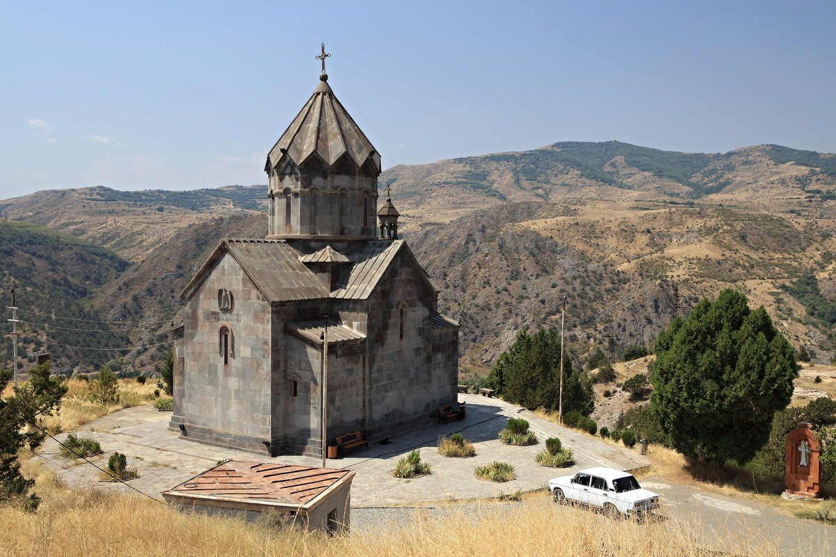 🇦🇲 L'Azerbaïdjan vient de détruire l'église arménienne de la Sainte Résurrection de Berdzor, dans le territoire occupé de l'Artsakh. 
Je me souviens quand certains m’expliquaient que ce n’était pas un conflit de civilisation…