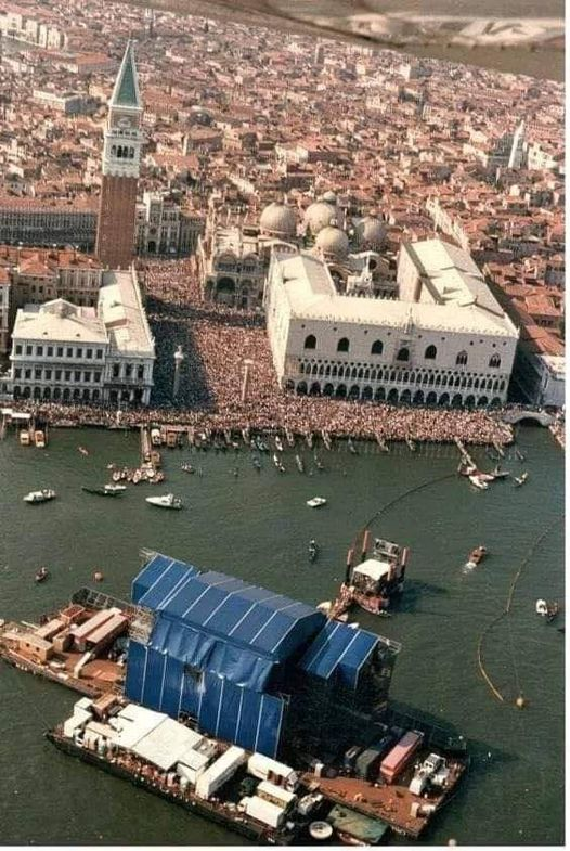 'Un Tuffo nel Passato: Pink Floyd Risveglia Venezia nel 1989!' Lo scenario magico di Venezia si animò nel 1989 con l'arrivo dei leggendari Pink Floyd per un concerto indimenticabile che ancora oggi fa vibrare i cuori di chi c'era. Nell'atmosfera unica della città delle acque, le…