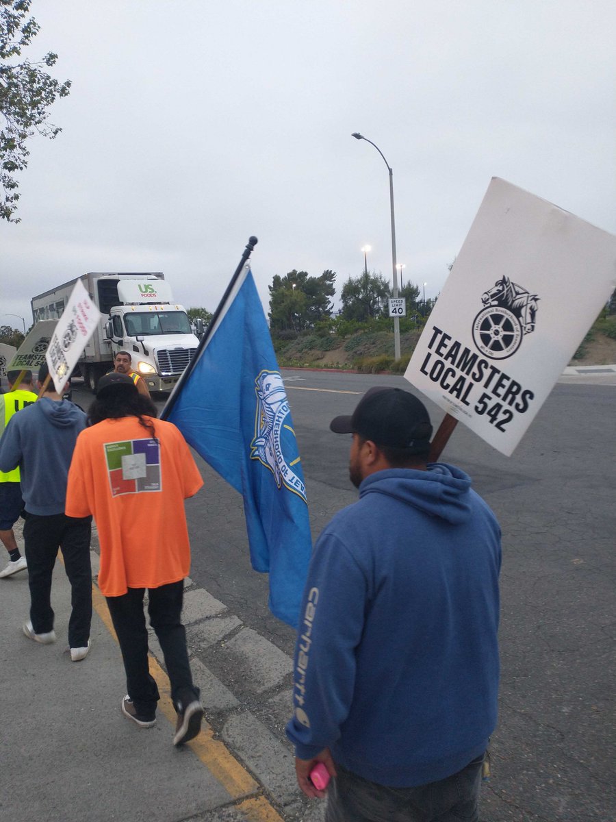 We're proud to stand in solidarity with our local @Teamsters542 at US foods! Picket line is running 24/7, come by and show support! An injury to one is an injury to all! 🌹