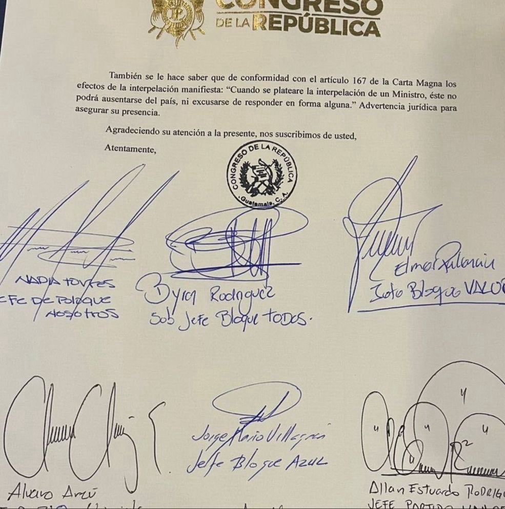 edgar_ortizgt's tweet photo. 1/ 🧵👥 Circula una supuesta carta por la que grupo de diputados anunció su intención de interpelar al Ministro de Relaciones Exteriores a raíz del voto de Guatemala en la ONU respecto de Palestina. Sin embargo, ¿es esto viable conforme al artículo 166 constitucional? 🤔 https://t.co/fRVfEKoamb