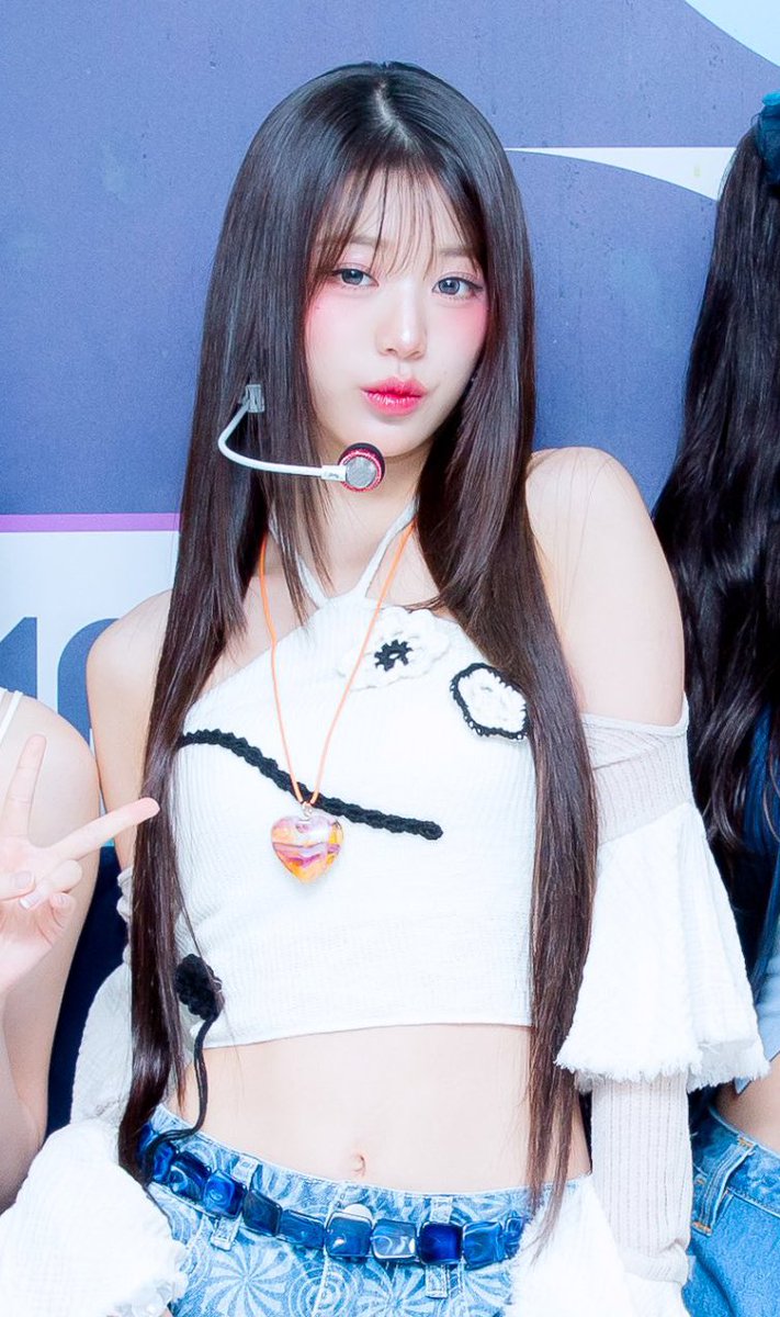 Until now we don’t know Wonyoung actually having a short hair or not 😖sometimes it came out sometimes it didn’t 😭I’ll just assume she actually got a layer cut 😌