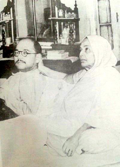 1940 :: NetaJi Subhas Chandra Bose With Mother Prabhavati Devi

#MothersDay