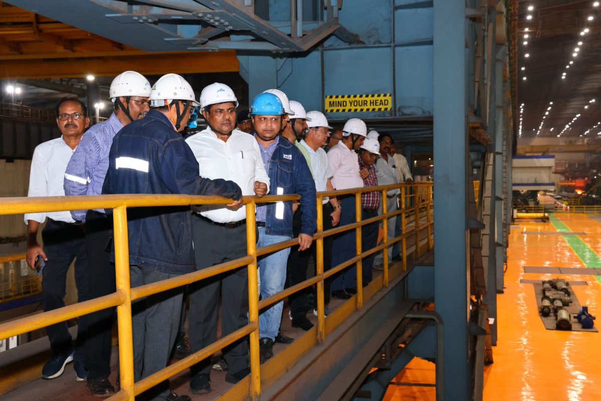 Shri Ram Karan Yadav, @GM_CRly, inspected JSW Dolvi Steel Plant near Pen in Raigad District. He interacted with JSW officials, accompanied by Principal Chief Operating Manager, CAO(Construction), & DRM Mumbai. The focus was on bolstering freight logistics to facilitate…