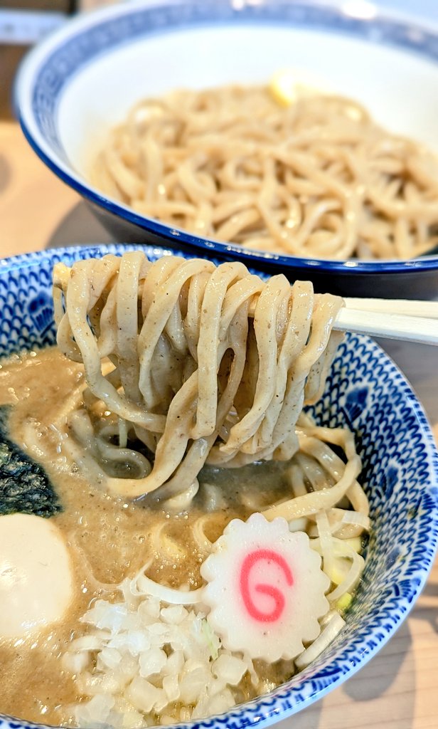 狼煙 浦和店 つけ麺 中+味玉 むしょうに濃厚つけ麺が食べたくなりこちらに久訪☆体制変わってから初？並び多数も回転は早め。 甘みを感じるシチューのような濃厚動物魚介系スープに浦和店限定の全粒粉平打ち麺が美味で中300gが瞬殺。 麺量は体感少なめなのでここでは大がデフォかな。 おいしかった！