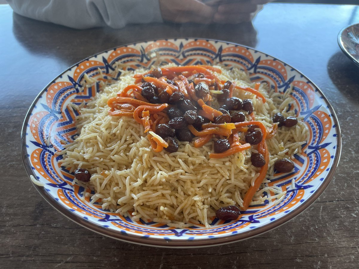 アフガニスタン料理、うめーッ!!!!!!!
ベースは中央アジア料理なんだけど、手前の茄子はコーカサスやトルコの料理と似ていたし、奥の肉は中東感を感じた。
大好きな中央アジア料理と中東料理が融合したアフガン料理、どう足掻いても美味いだろ！🔥