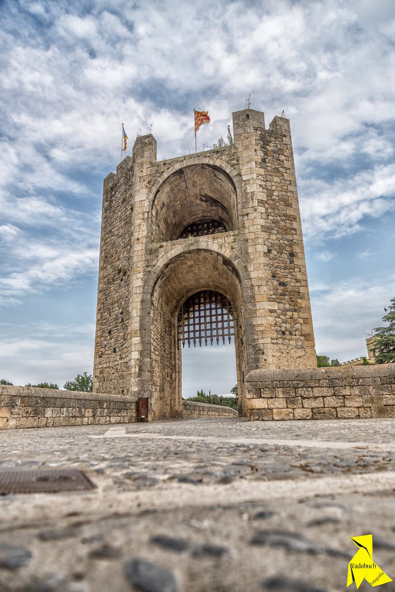 Molt bon dia de diumenge des de #Besalú municipi de la #RepublicaCatalana que passeu un bonic dia.