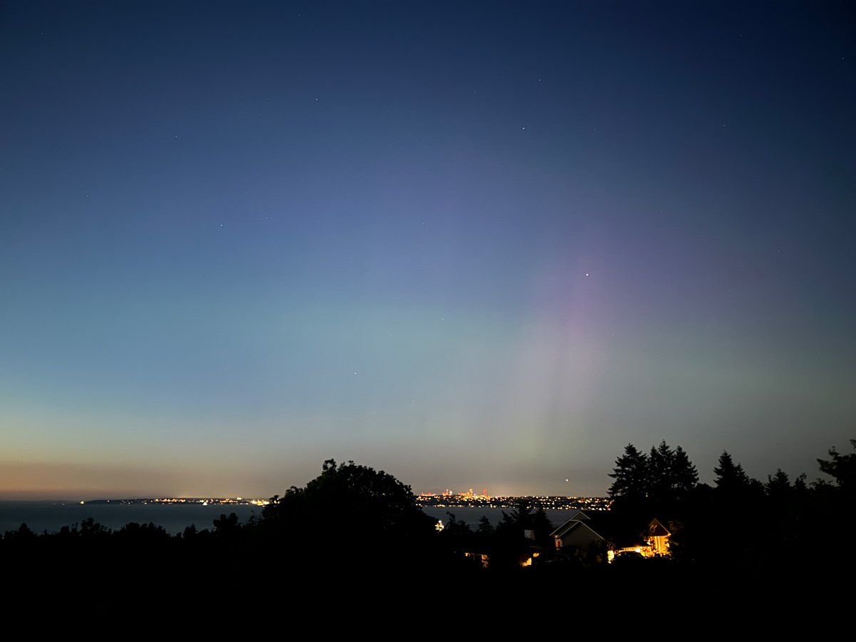 @NWSSeattle @Sonovah From N end of Vashon looking NE to WSEA/SEA. Faint purple and green streaking, but nowhere near as consistent or bright as this time last night - yet. Hanging in there again, though. It’s way too nifty to miss! #WaWx