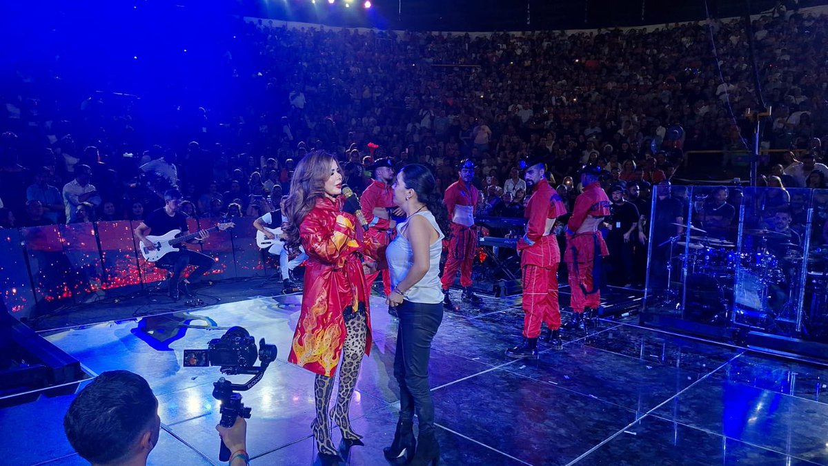 A noche  una de las mujeres que más me importa y amo fue la más feliz al ver su cantante y artista favorita. #hermana #Puebla #fan <a href="/GloriaTrevi/">GloriaTrevi</a>