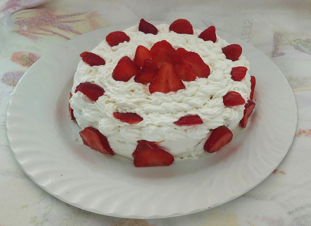 #FestaDellaMamna Auguri a tutte le mamme, anche a chi non è più fra noi ma rimarrà sempre nel nostro ❤️ Io mi sono festeggiata da sola 😊 preparando una torta fragolosa 🍓 e pannosa, farcita con una namelaka al cioccolato bianco.