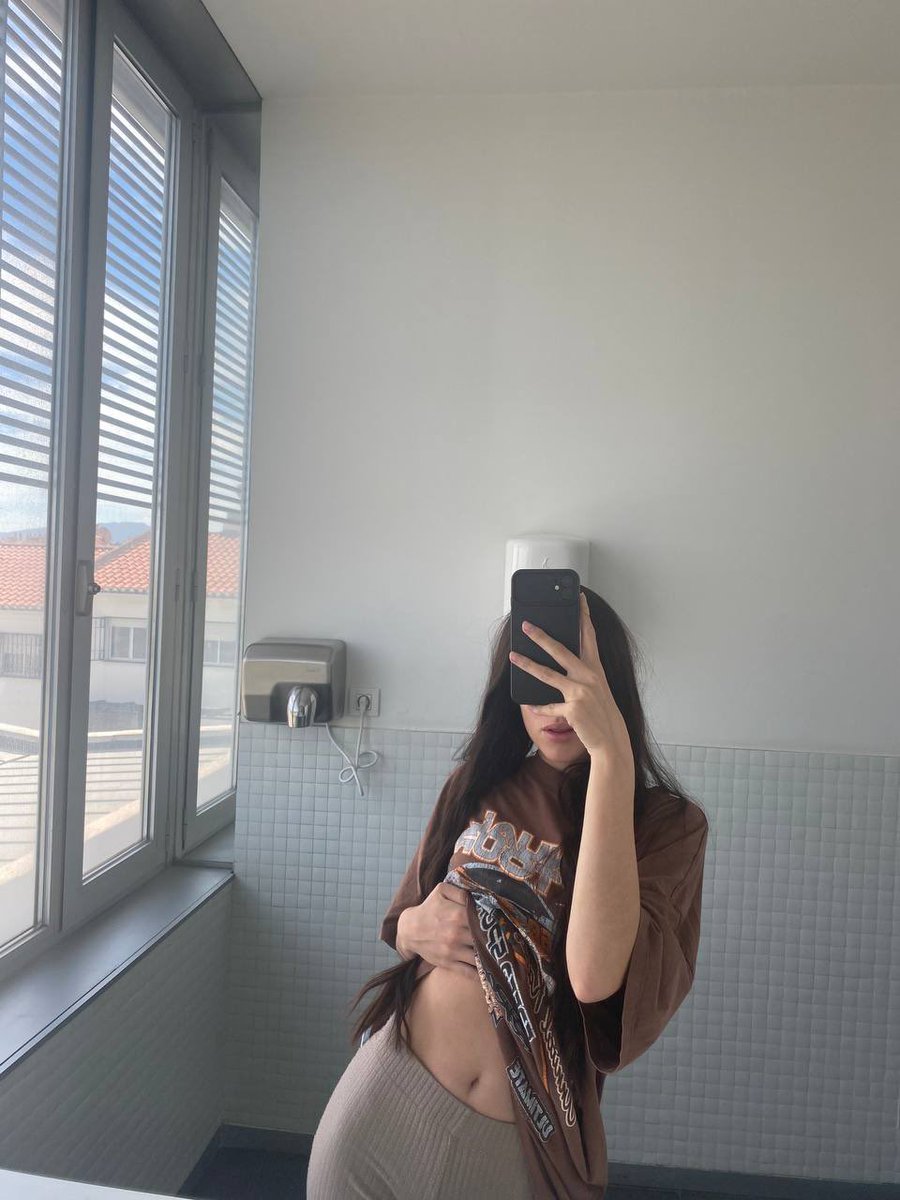 LissElit_'s tweet photo. Am I pretty when take a selfie with no bra?🫦✨
#Sensuality #Hot #Provocative #onlyfans https://t.co/HfIJrJVdsg