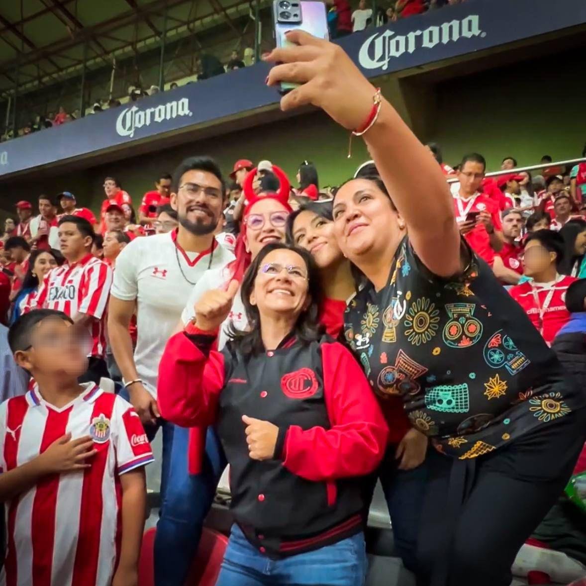 ¡Con @ManuelVilchisMV nos lanzamos al estadio para apoyar al Toluca! ⚽️ El ánimo del Nemesio Díez es inigualable, merecíamos ganar 😢 Por siempre #SomosDiablos

Vota por la Coalición Fuerza y Corazón por el Estado de México #PaolaSíResuelve #PaolaJiménez #Diputada #Toluca…