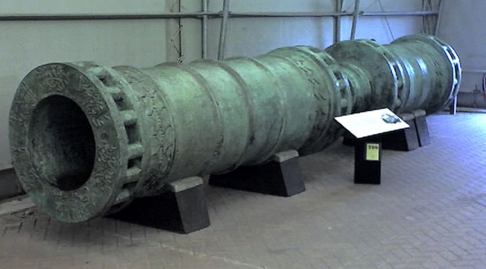 Cannone dei Dardanelli, forgiato nel 1464. Il progetto era basato sul mostro di Urban che fu usato durante l'assedio di Costantinopoli del 1453 Il cannone ottomano fu un cannone di grosso calibro progettato da Urban, ingegnere ungherese, Saruca Usta e l'architetto Muslihiddin…