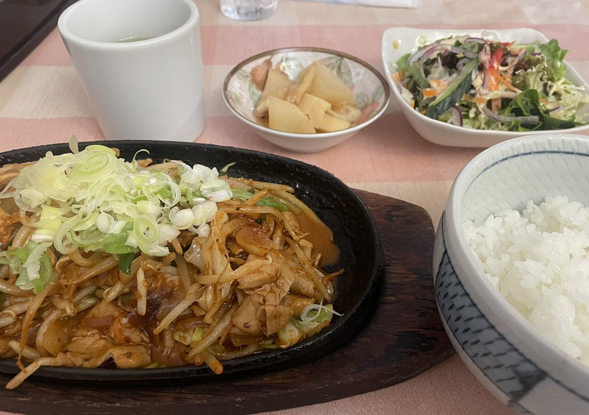 昼飯はレストランあかい自転車さんへ🍽「ホルモンスタミナ焼き（辛さマシ）」を 久しぶりのスタミナ焼き美味し⤴️👍小鉢の筍も✨😋ごちそうさまでした🙏