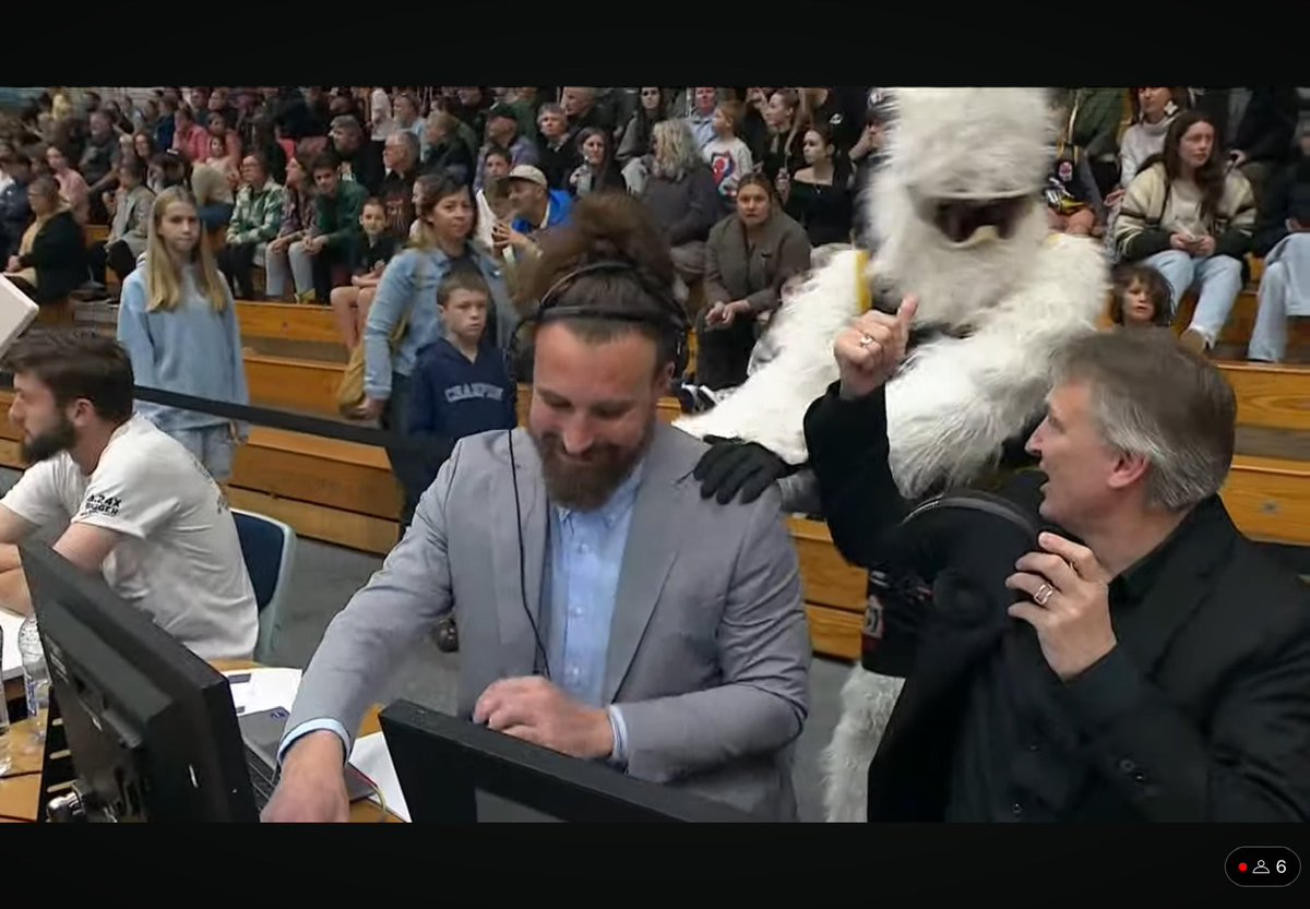 Great last shot on todays <a href="/nznbl/">Sal’s NBL</a> stream the great man <a href="/GMJustinNelson/">Justin Nelson</a> telling the <a href="/TaranakiAirs/">Taranaki Steelformers Airs</a> Yeti where to go! 

Classic!!

#goodfun #goodwin #goodcommentary #uptheairs