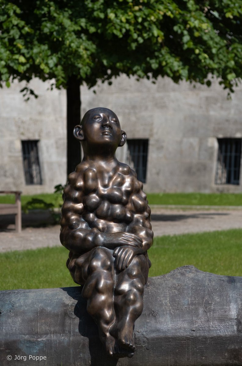 Sonnenanbeter: „Beulenmann auf einem Baumstumpf“, Paloma Varga Weisz, 1966, Bronze. #beulenmann #palomavargaweisz #weisz #statue #figur #plastik #bildhauer #skulptur #bronze #bronzeplastik #kunstpalast #bronzefigur #bronzeskulptur #bronzestatue #standbild #l51798