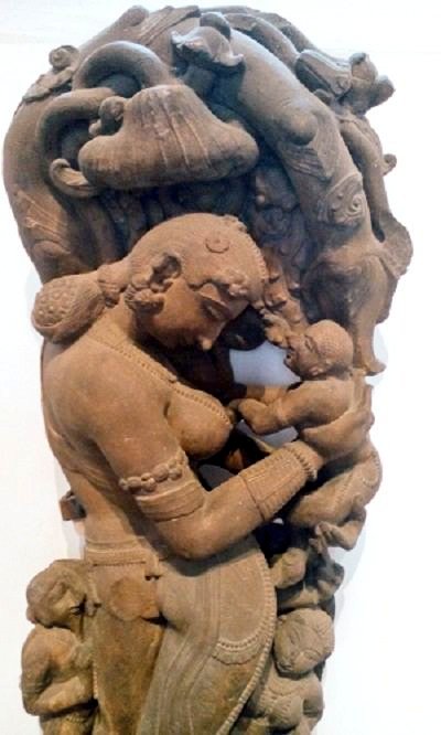 10th Century A.D :: Mother and Child , Khajuraho  #MothersDay 

(Indian Museum )