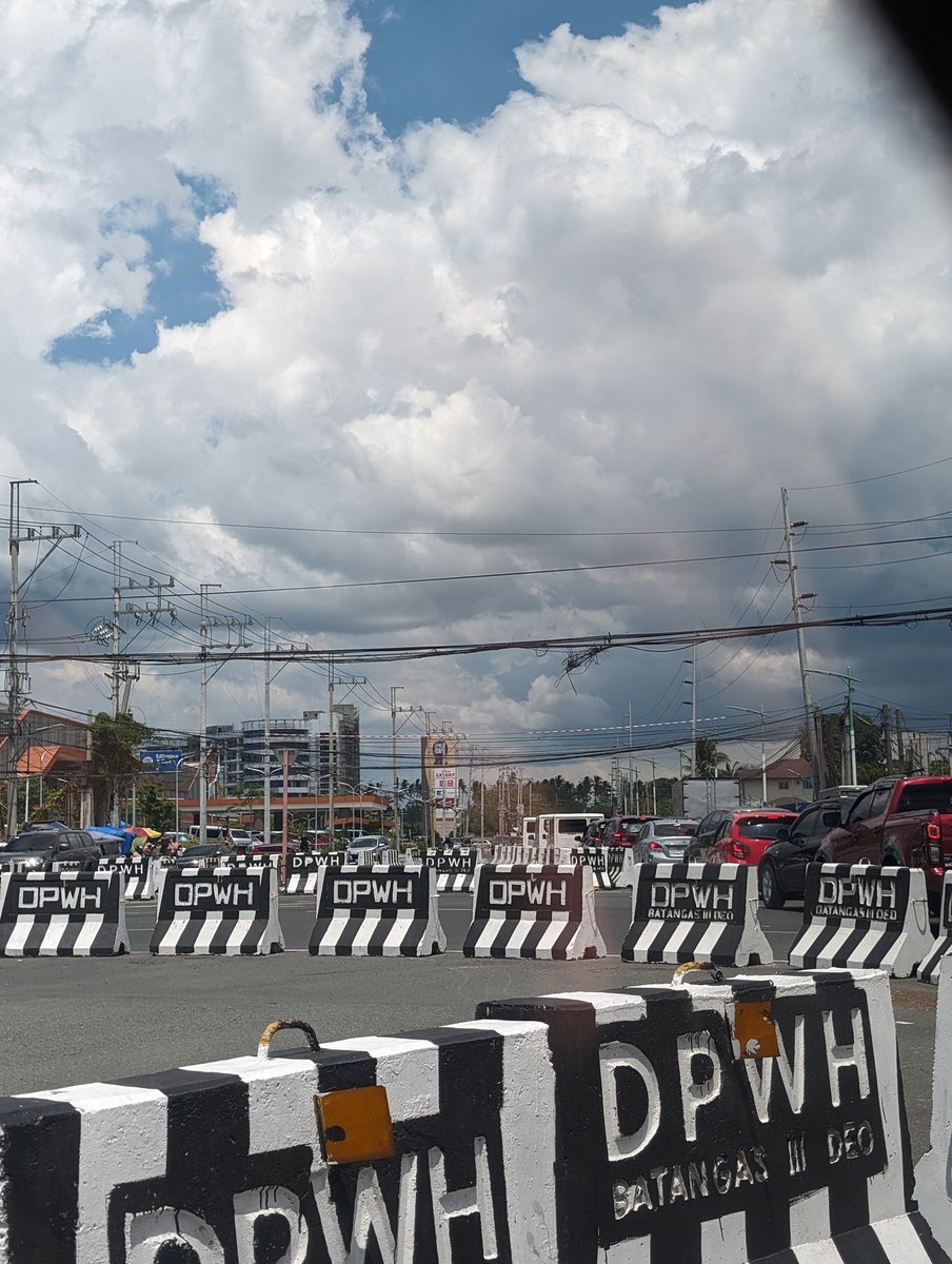neltzig's tweet photo. Traffic brought to you by #SM Sto Tomas https://t.co/jtJwkVaU91