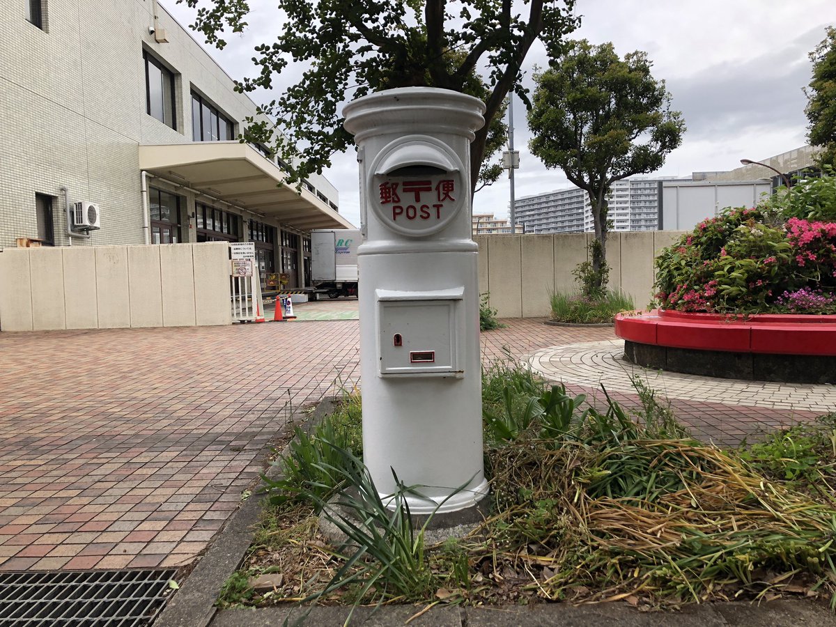 rogicalnote's tweet image. 白井郵便局の白いポスト
投函すると風景印が押される「風景印ポスト」です