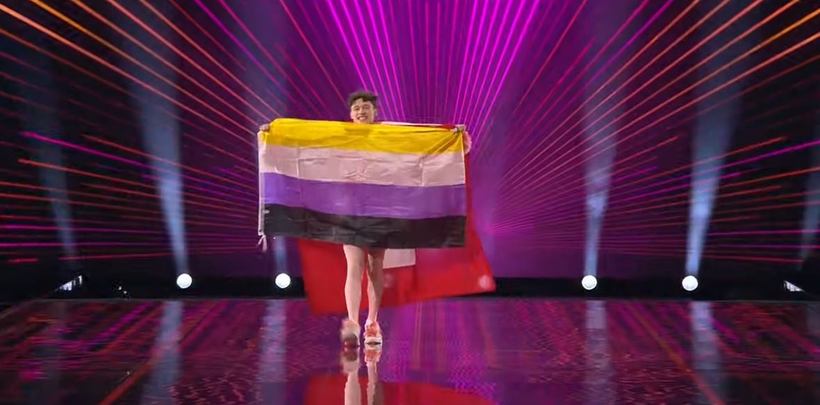 Le concours 'Eurovision de la chanson', qui interdit 'tout mot ou geste de nature politique ou assimilable' (rires enregistrés), est depuis des années un festival LGBT, où l'intention militante la plus vulgairement conformiste prime sur la chanson.