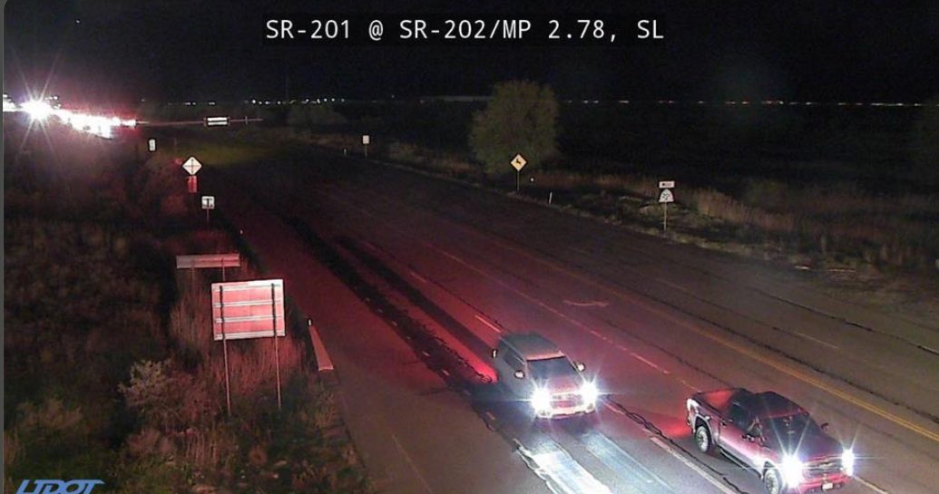 #TrafficAlert U201 & U202. A follower advised that along the frontage roads of of the #GreatSaltLake including 201/202 have hundreds of vehicles stopped watching for the #NorthernLights. Be careful going out there and stay alert. You can see the cars in these UDOT pics.