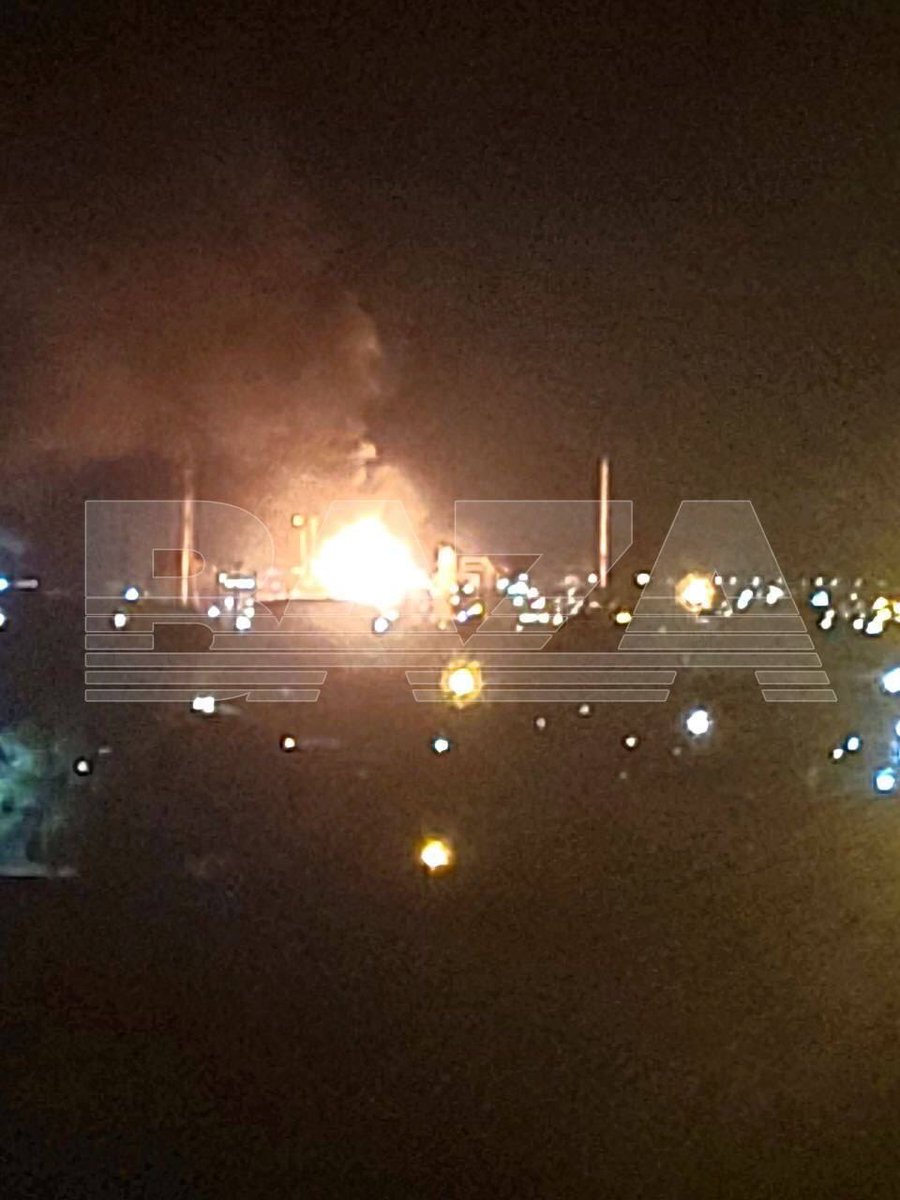👍At night, drones attacked the Volgograd Oil Refinery in russia.

After the explosions, a fire started there.