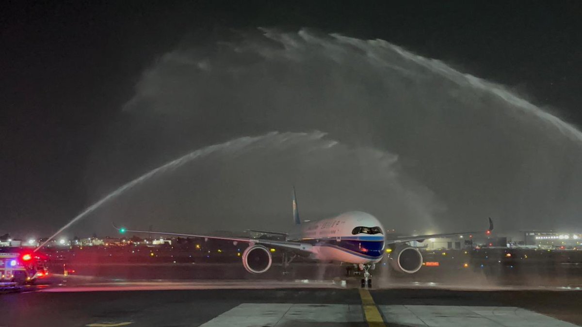 Con la llegada del vuelo número CZ 8031, al Aeropuerto Internacional Benito Juárez Ciudad de México, a partir de este sábado 11 de mayo, la aerolínea más grande del país asiático, China Southern Airlines reanudó oficialmente los vuelos directos entre México y China después de un