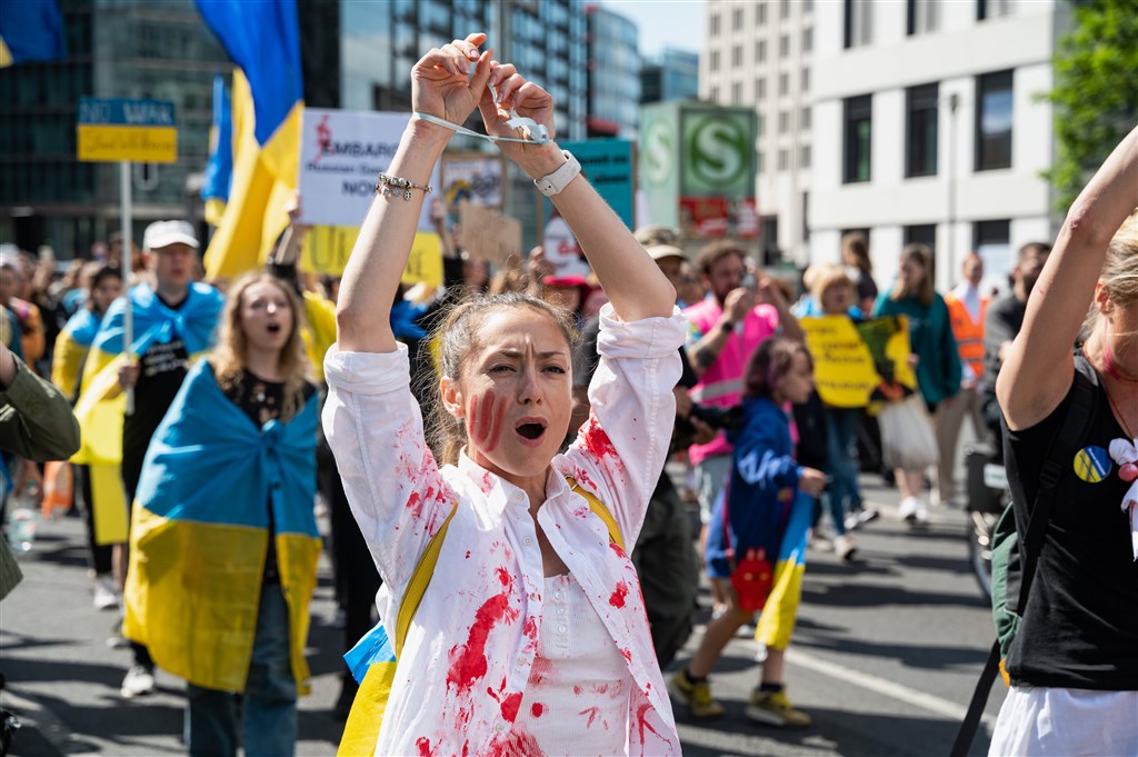 Herstelbetalingen voor overlevenden van seksueel oorlogsgeweld in Oekraïne: 'Veel effectiever dan strafrecht' rtl.nl/nieuws/artikel…