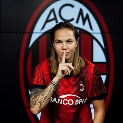 🎂 2️⃣4️⃣ Andrea #Stašková 
@staskova_andrea cumple 24 años la internacional por la República Checa que comenzó a jugar en el equipo de su ciudad; el FK Znojmo, pronto mostró con goles que su carrera seria prometedora y actualmente es jugadora del AC Milan.